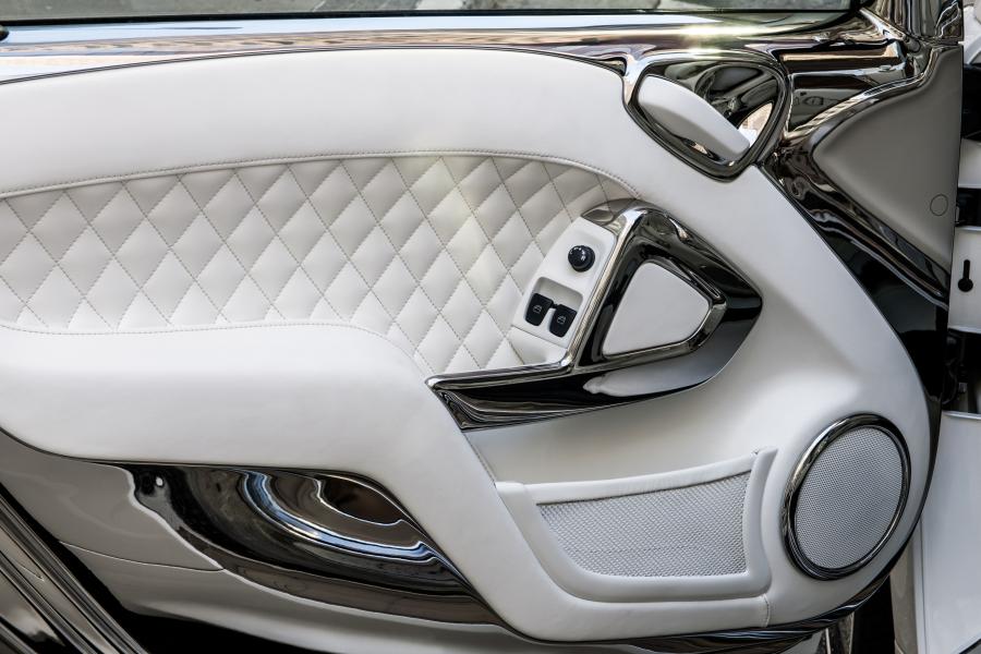 Детали интерьера Smart ForTwo Electric Drive by Jeremy Scott 2012 года  (фото 9 из 44)